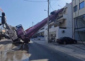 Περιστέρι: Γερανοφόρο έπεσε πάνω σε διώροφη οικία – Ένας τραυματίας