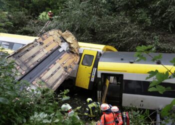 Γερμανία: Τουλάχιστον τρεις νεκροί και δεκάδες τραυματίες μετά από εκτροχιασμό τρένου