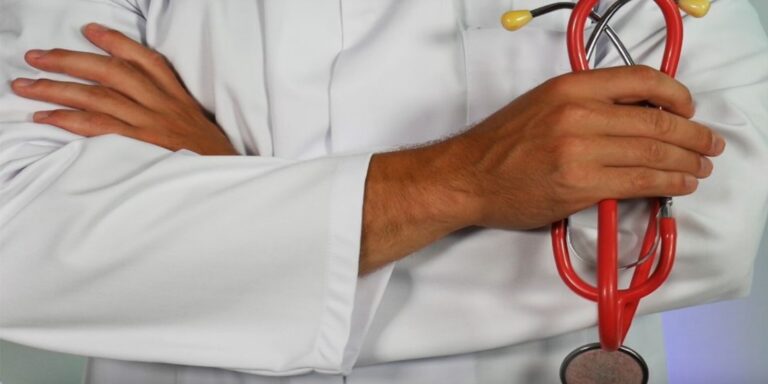 Συνελήφθη διευθυντής μεγάλου δημόσιου νοσοκομείου που χρηματιζόταν