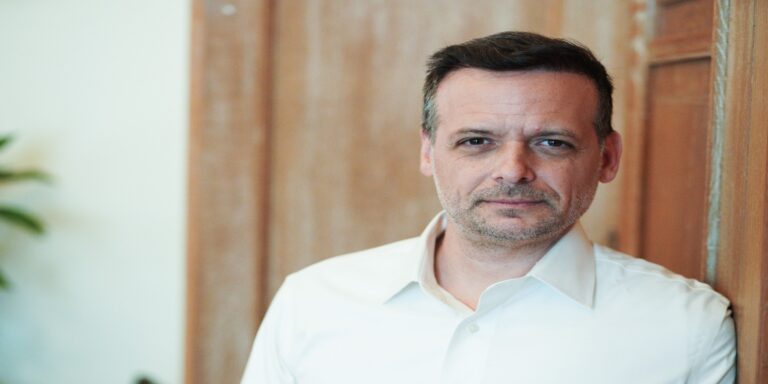 Δούκας κατά της κυβέρνησης: Ακραία ακρίβεια στο ρεύμα