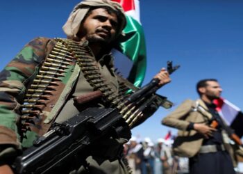 Οι Χούθι απειλούν όποιον συνεργάζεται με το Ισραήλ: «Κάθε πλοίο γίνεται στόχος, όπου κι αν πηγαίνει και σε όποιον και αν ανήκει»