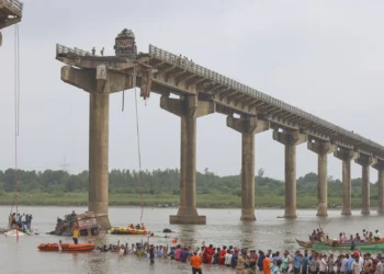 Ινδία: Τουλάχιστον 10 νεκροί από κατάρρευση γέφυρας