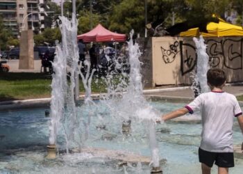 Νέο έκτακτο δελτίο καιρού από την ΕΜΥ: Κόκκινη προειδοποίηση για τον καύσωνα – Παίρνει παράταση μέχρι την Δευτέρα!