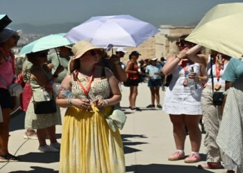 Καιρός: «Καμίνι» όλη η χώρα για 7η μέρα με 41 βαθμούς – Κοπάζουν οι άνεμοι