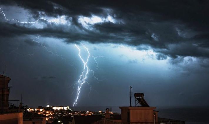 Κακοκαιρία: Πού θα… χτυπήσει την νύχτα – Πότε εξασθενούν τα φαινόμενα