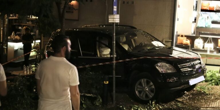 Κολωνάκι: Συνελήφθη ο οδηγός του SUV που “εισέβαλε” στο εστιατόριο