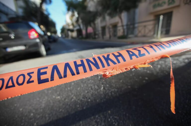 Σαλαμίνα: Μοτοσικλέτα παρέσυρε και εγκατέλειψε πεζή