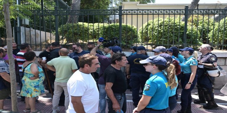 Διαμαρτυρία κτηνοτρόφων έξω από το Μέγαρο Μαξίμου – Ζητούν συνάντηση με τον Πρωθυπουργό