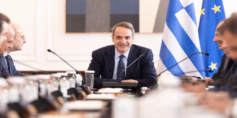 Ο πολιτικός  «καύσωνας» για την κυβέρνηση σε τρία μέτωπα