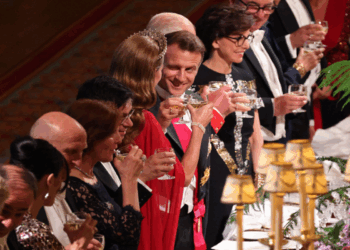 Η κάμερα «έπιασε» τον μακρόν να κλείνει το μάτι στην Κέιτ Μίντλετον