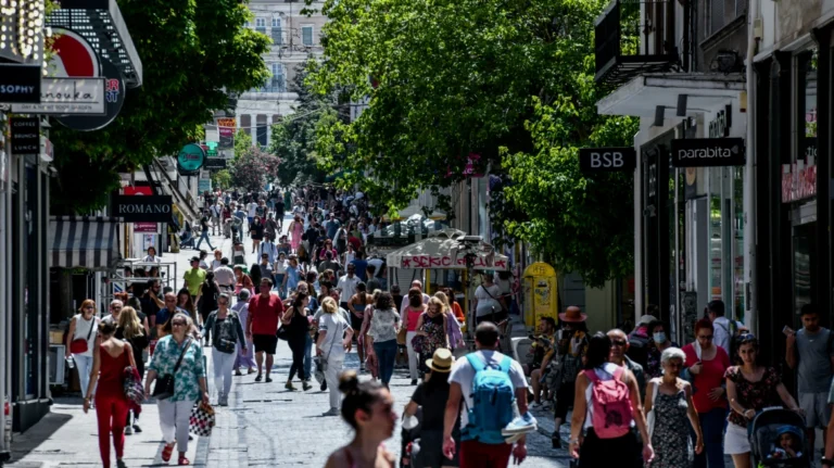 Εορταστικό ωράριο: Τι ώρα κλείνουν τα μαγαζιά σήμερα Κυριακή 21/12