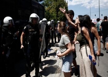 Επεισόδια με δακρυγόνα μεταξύ φοιτητών και ΜΑΤ στη Σύνοδο των Πρυτάνεων