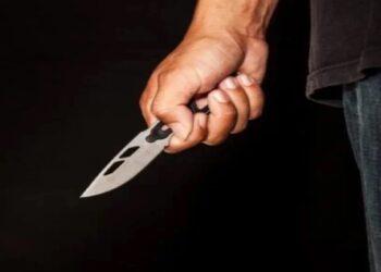 Μαχαίρωσαν και έκλεψαν 20χρονο για 10 ευρώ