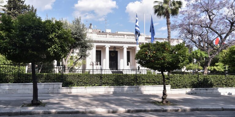 Τι λέει το Μαξίμου για παραίτηση Τσίπρα και αίτημα Ρούτσι