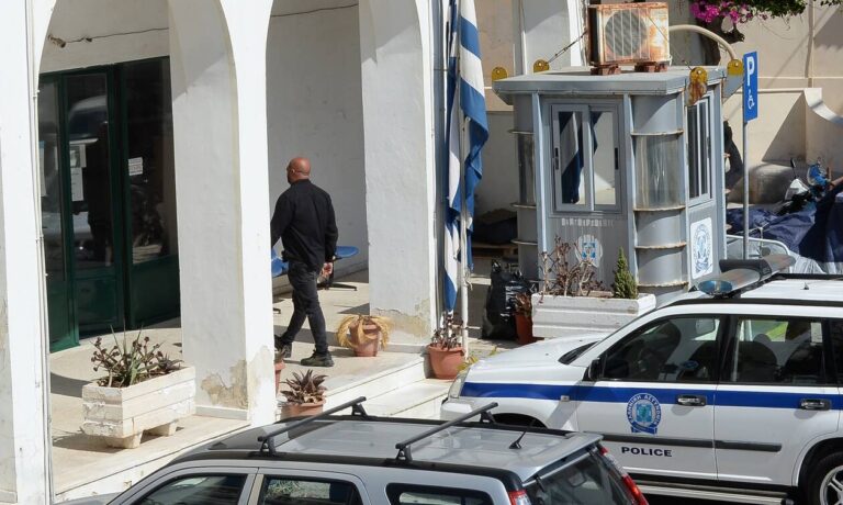 Ο φαντομάς της Μυκόνου: Με καπέλο το πρωί, με κάλτσες τα μεσάνυχτα
