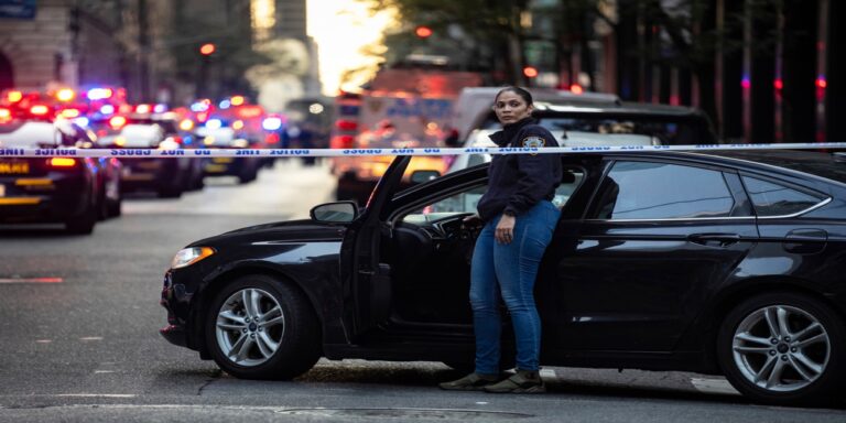 Ελεύθερος ο άνδρας που είχε προσαχθεί για το μακελειό στο Ρόουντ Άιλαντ – Παραμένει ασύλληπτος ο δράστης