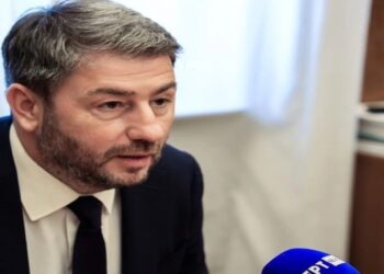 Ανδρουλάκης: ΟΠΕΚΕΠΕ, επεισόδιο 1: Μια επιθεώρηση του Μαξίμου με ακριβό κάστινγκ και guest star με μαντικές ικανότητες