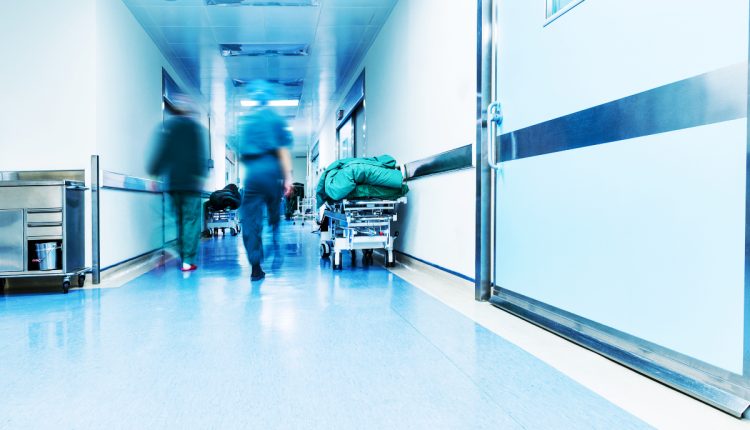 Καμπανάκι ΠΟΕΔΗΝ για γρίπη: Στις 50 ανά ημέρα οι εισαγωγές – Τα ράντζα «φέρνουν» διασπορά…