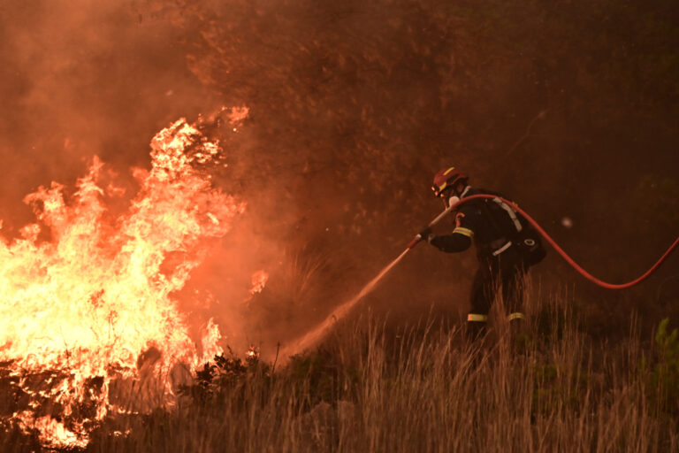 Μεγάλη φωτιά στον Ωρωπό: Εκκενώθηκε το Ασπροχώρι, σκληρή μάχη της πυροσβεστικής με τις φλόγες