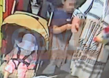 Θρίλερ στο Παλαιό Φάληρο: Φωτογραφία δείχνει το κοριτσάκι να μεταφέρεται σε καρότσι – Νέα ερωτήματα για τις συνθήκες θανάτου του