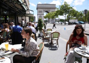 Στο έλεος χρέους και ελλειμμάτων η Γαλλία – Παγώνουν δαπάνες και… καταργούνται αργίες