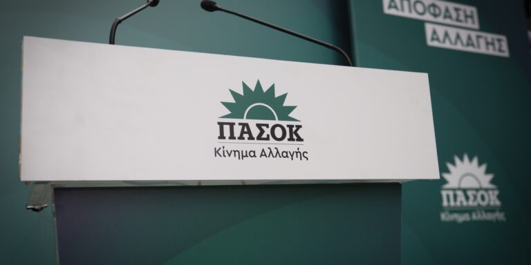Γιατί το ΠΑΣΟΚ δεν εμπιστεύεται τη διπλωματία Μητσοτάκη;