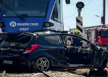 Πάτρα: Απίστευτο βίντεο δείχνει τον οδηγό που παρασύρθηκε από τον Προαστιακό σώο ανάμεσα στα συντρίμμια