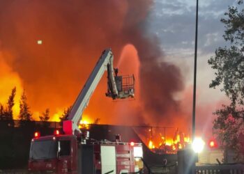Συνεχίζεται η κατάσβεση της φωτιάς σε εργοστάσιο ακακύκλωσης στη ΒΙΠΕ Σίνδου
