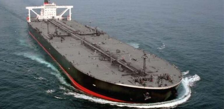 Ποιος φοβάται τα ελληνικά τάνκερ – Θα σπάσουν τις κυρώσεις της ΕΕ κατά της Ρωσίας;