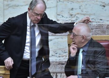 Κόντρα στον Τασούλα ο Κακλαμάνης: Να δοθούν στη δημοσιότητα τα πρακτικά του συμβουλίου πολιτικών αρχηγών του 2015