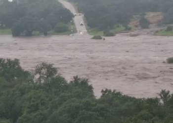 Ξεπέρασαν τους 80 οι νεκροί από τις πλημμύρες στο Τέξας (video)