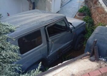 Τήνος: Ο άερας πήρε ένα… τζιπ και το έριξε στην αυλή σπιτιού στο Φερό Χωριό