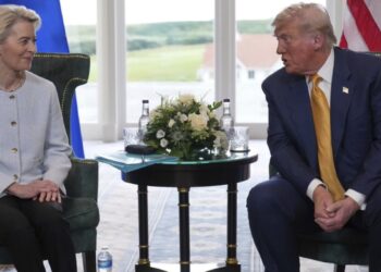 Τραμπ για δασμούς στην Ε.Ε.: «Όχι κάτω από 15% οι δασμοί» – Σε εξέλιξη η συνάντηση με την φον ντερ Λάιεν