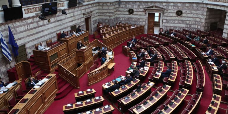 «Να ´γιάσει το στόμα σου»: Ποιον βουλευτή συνεχάρησαν κρυφά οι συνάδελφοι του;