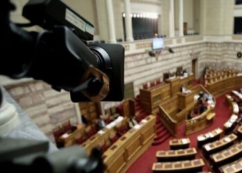 Βουλή: Στα κάγκελα η αντιπολίτευση για την τροπολογία της κυβέρνησης για το μεταναστευτικό