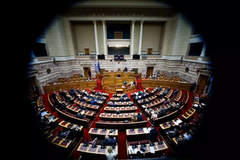 Παιχνίδια με τους θεσμούς: Η «μισή αποχή» της ΝΔ τίναξε στον αέρα την προανακριτική – Σύρθηκε σε ψηφοφορία υπό το βάρος του διασυρμού