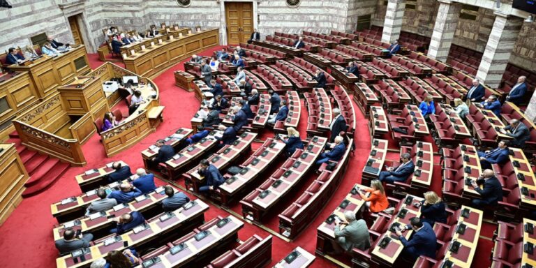 Βουλή: Σφοδρή σύγκρουση Λαζαρίδη Μάντζου για τον Παναγόπουλο