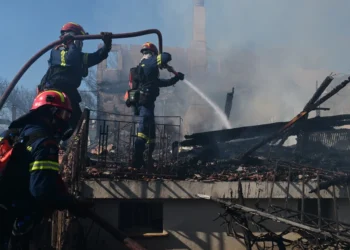 Μεγάλη πυρκαγιά σε Ραφήνα, Σπάτα και Πικέρμι: Εκκενώσεις, ζημιές σε σπίτια και διακοπή κυκλοφορίας στη Μαραθώνος