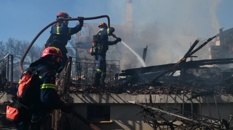 Σε ύφεση η φωτιά σε Ραφήνα & Πικέρμι: Δεκάδες απεγκλωβισμοί, ζημιές σε σπίτια, κλειστό το λιμάνι