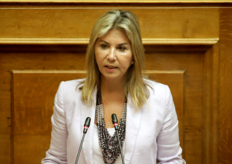 Σύλληψη δημοσιογράφου στον Βόλο που φέρεται να εκβίαζε τη Ζέττα Μακρή