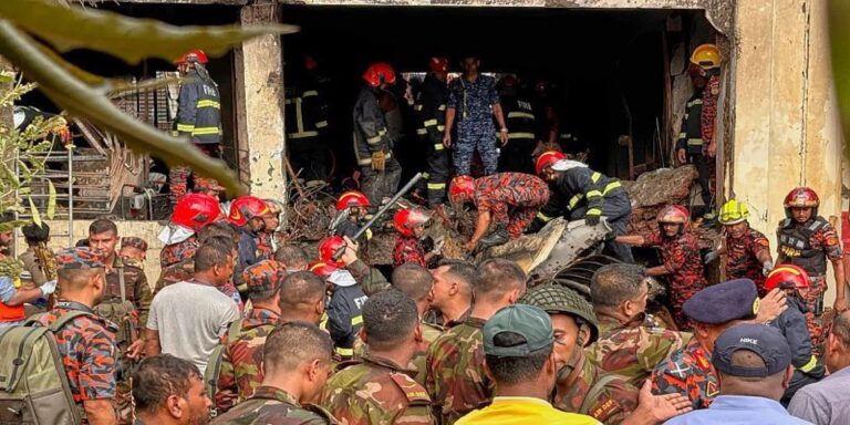 Μπανγκλαντές: Τουλάχιστον 27 νεκροί μετά τη συντριβή αεροσκάφους της Πολεμικής Αεροπορίας του Μπανγκλαντές σε σχολείο 