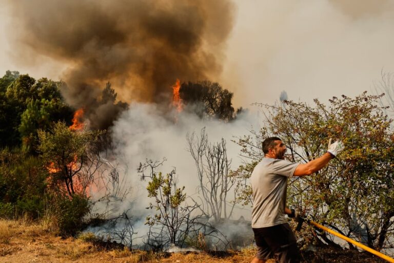 Καύσωνας και πυρκαγιές πλήττουν τη νότια Ευρώπη