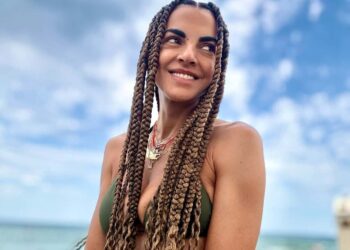 Η Μαρία Σολωμού έκανε τα μαλλιά της ράστα και πόζαρε με μπικίνι στην παραλία