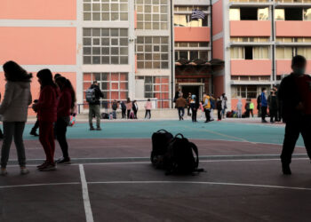 Σχολεία: Τι ώρα είναι ο αγιασμός – Αλλάζει η ώρα στο σχόλασμα των μαθητών