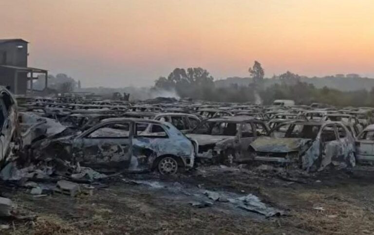 ΑΑΔΕ: Κάηκαν 550 οχήματα που φυλάσσονταν στο Τελωνείο Πατρών