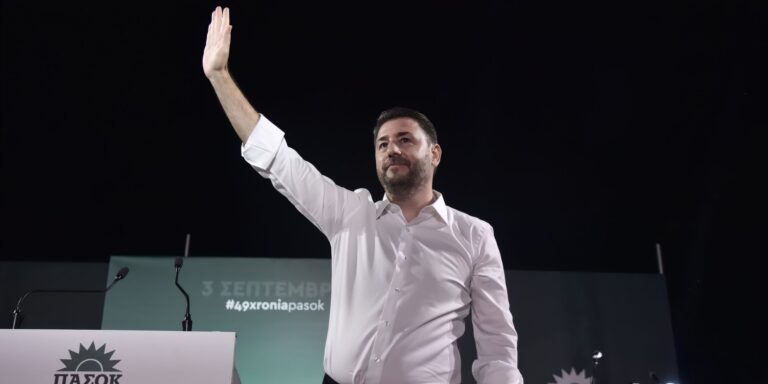 Στρωμένος με αγκάθια ο δρόμος: Τρόπους να “ξεκολλήσει τη βελόνα” αναζητά ο Νίκος Ανδρουλάκης