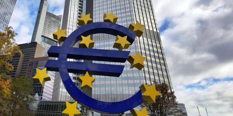 EKT: Αμετάβλητα άφησε τα επιτόκια μέσα σε συνθήκες ρευστότητας