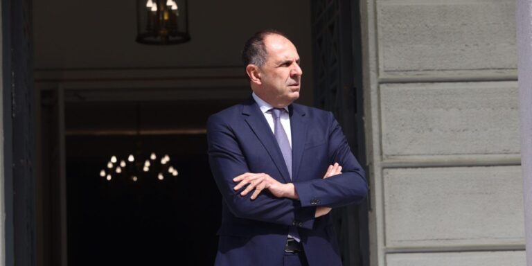 Πολιτικός σεισμός στην κυβέρνηση: Με ποιο site έγινε έξαλλος και γιατί ο Γιώργος Γεραπετρίτης;