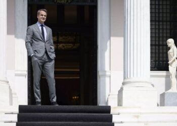 Απανωτά χτυπήματα κατά της κυβέρνησης από ΠΑΣΟΚ και ΣΥΡΙΖΑ – «Κόκκινο πανί» η οικονομική πολιτική