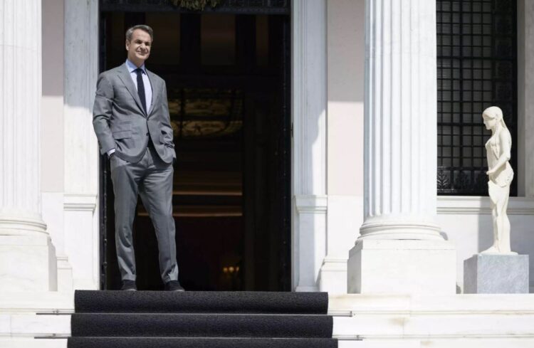 Απανωτά χτυπήματα κατά της κυβέρνησης από ΠΑΣΟΚ και ΣΥΡΙΖΑ – «Κόκκινο πανί» η οικονομική πολιτική